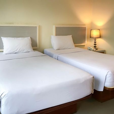 J Two S Pratunam Hotel Bangkok Exterior photo