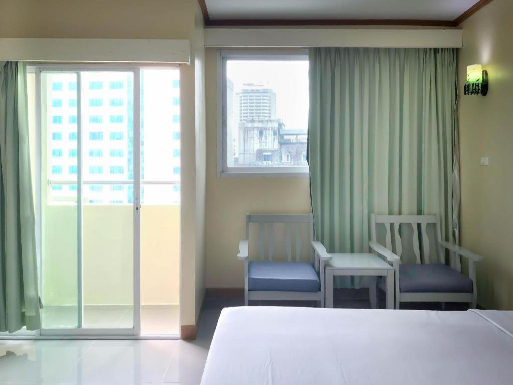 J Two S Pratunam Hotel Bangkok Exterior photo