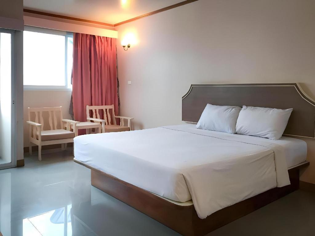 J Two S Pratunam Hotel Bangkok Exterior photo