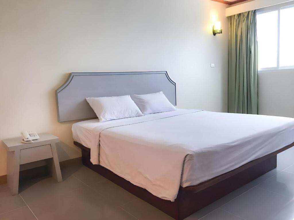 J Two S Pratunam Hotel Bangkok Exterior photo